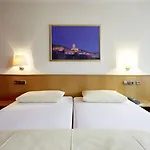 Hotel Restaurant Lindenhof 3*